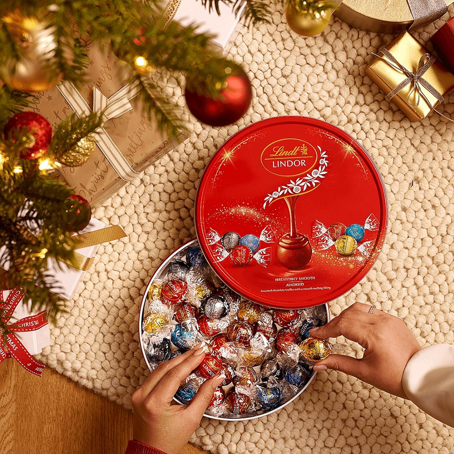 Lindt Lindor Assorted Chocolate Tin 450g Lindt Lindor Assorted Chocolate Tin 450g - Image 1